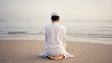 Man’s quality of distinction is his ability to contemplate on what he recites, to comprehend and experience its meaning and to continue its application after salat! Man’s quality of distinction is his ability to contemplate on what he recites, to comprehend and experience its meaning and to continue its application after salat!