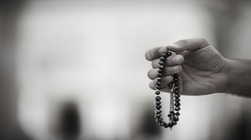 Le dhikr est une répétition de noms particuliers d'Allah. Le dhikr est une répétition de noms particuliers d'Allah.